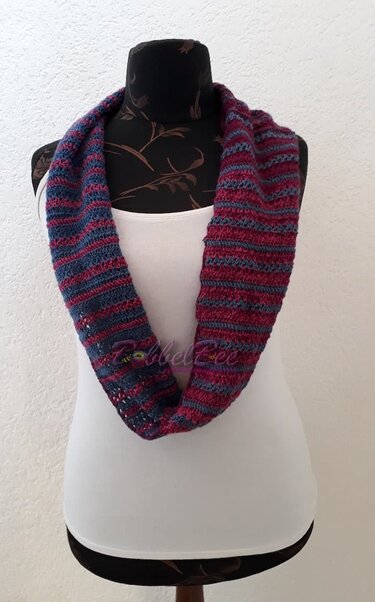 Gehäkelter Loop-Schal mit horizontalen Streifen in Bordeaux und Blau auf Schneiderpuppe