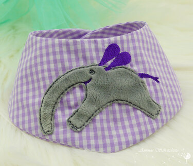 Bandana-Lätzchen lila Vichy-Karo mit grauem Plüschelefanten und violetten Stickdetails