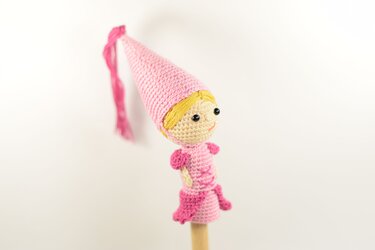 Rosa gehäkelte Prinzessinnen-Fingerpuppe auf Holzgriff