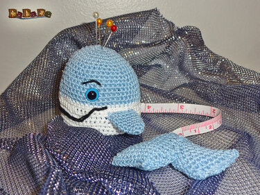 Hellblau-weißes gehäkeltes Wal-Nadelkissen mit Stecknadeln und Maßband