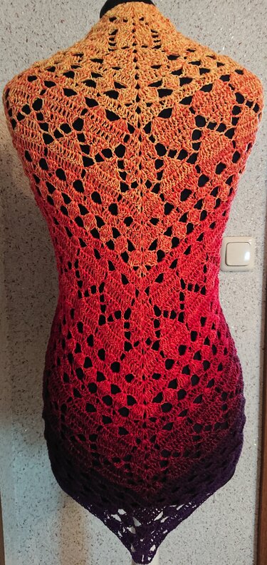Gehäkeltes Dreieckstuch in Ombre-Orange, Rot und Lila auf einer Schneiderpuppe, Rückansicht