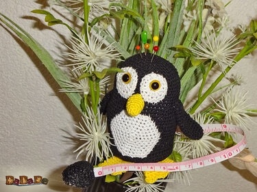 Kleines schnell gehäkeltes Pinguin-Nadelkissen mit Stecknadeln und Maßband