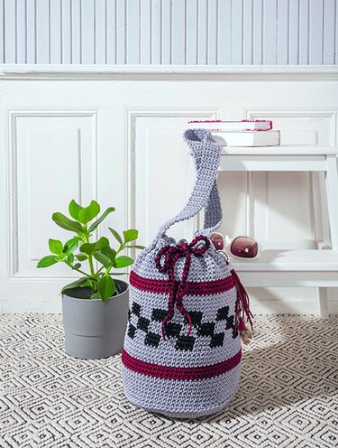 Gehäkelter runder Rucksackbeutel grau mit roten Streifen und schwarzem Karo-Motiv, Kordelzug