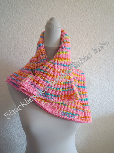 Gestrickter Loop-Schal in Pastellstreifen (rosa, gelb, orange, türkis) auf Schaufensterpuppe, geripptes Strickmuster