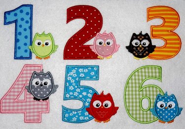 Gestickte Zahlen 1 bis 6 mit bunten Eulen-Applikationen