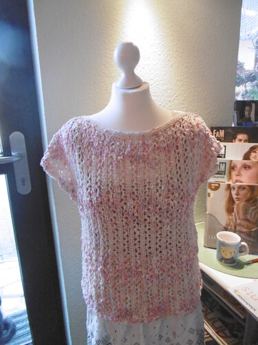 Roséfarbener, luftig gestrickter Kurzarm-Pullover mit Ajourmuster auf Schaufensterpuppe