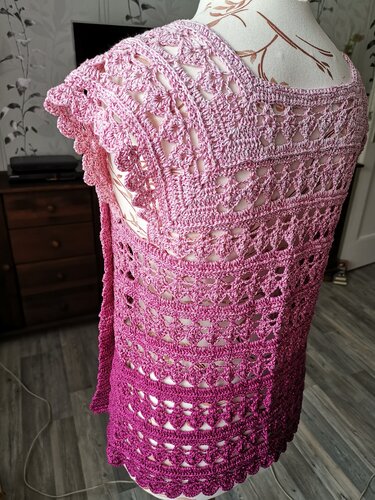 Ärmelloses gehäkeltes Damen-Top in Rosa-Ombré mit Lochmuster auf Schneiderbüste