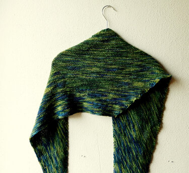 Triangular scarf knitting pattern "Moss"