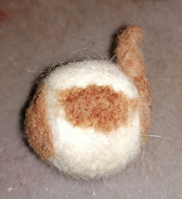 Nahaufnahme gefilztes Objekt, weiße und braune Fasern, sichtbare Textur