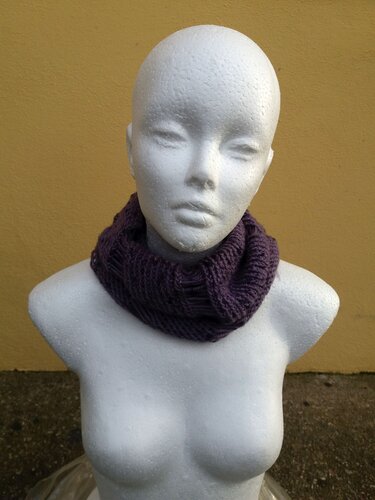 Styropor-Schaufensterbüste trägt dunkelvioletten, dick gestrickten Loop-Schal mit Rippenmuster