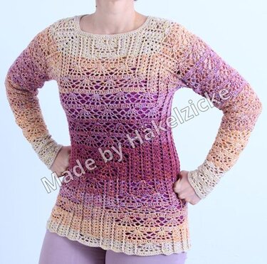 Modell trägt gehäkelten Pullover mit Farbverlauf in Beige, Lila und Orange