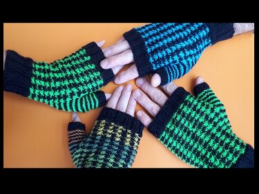 Mehrere Hände mit gestrickten, fingerlosen Handschuhen in Grün, Blau und Schwarz auf orangefarbenem Hintergrund