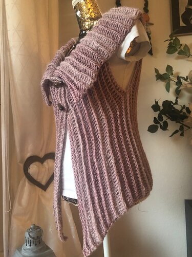 Gehäkelte ärmellose Damenweste in Altrosa mit Rippenstruktur auf Schneiderpuppe