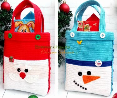 Rote gehäkelte Tasche mit Weihnachtsmann-Gesicht und hellblaue Tasche mit Schneemann-Gesicht, umgeben von Weihnachtskugeln und Tannengrün.