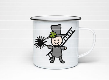 Weißer Emaille-Becher mit farbigem Plottdesign: lächelnder Schornsteinfeger mit Zylinder, Kleeblatt, Leiter und Besen