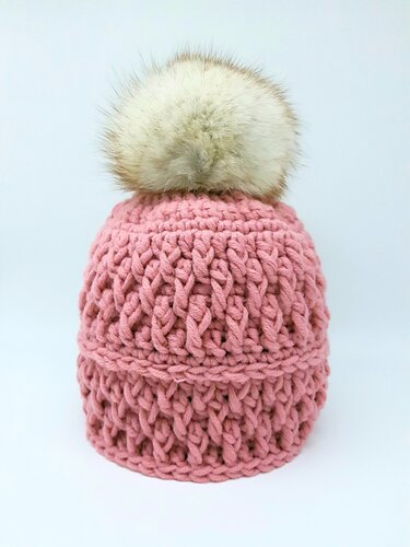 Rosa gehäkelte Damenmütze mit großem flauschigem Bommel und dicken Maschen