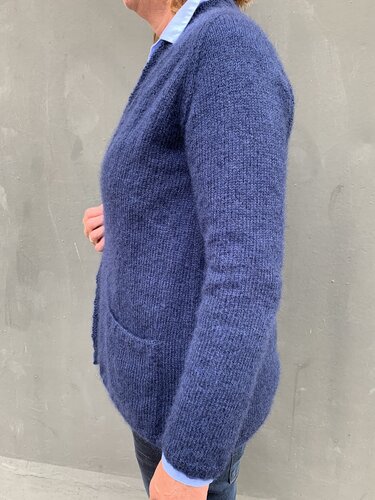 Seitenansicht einer dunkelblauen Damen-Strickjacke mit aufgesetzter Tasche