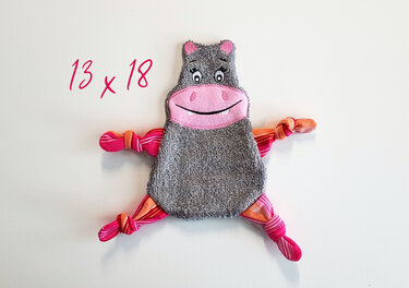 Graues Nilpferd-Kuscheltier mit rosa Schnauze und gestreiften, geknoteten Gliedmaßen; rote Zahlen '13 x 18' auf weißem Hintergrund.
