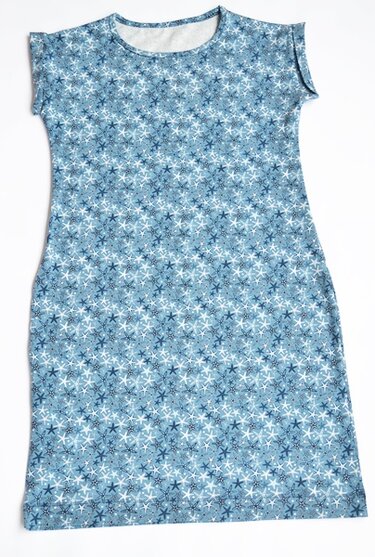 Mittellanges blaues Kleid mit dichtem Seesternmuster, kurzen Ärmeln und Rundhalsausschnitt, flach liegend