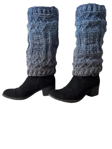 Schwarze Stiefel mit gehäkelten grau-blauen Beinstulpen mit strukturiertem Maschenmuster
