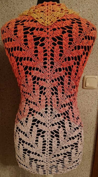 Gehäkeltes Dreieckstuch mit Farbverlauf (Gelb-Orange-Rosé-Creme) auf Schneiderpuppe