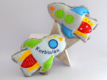 ITH Stickdatei Rakete Rassel/ Quietsche für den 13x18cm Rahmen - Sticken