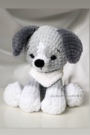 Gehäkelter Amigurumi‑Hund in Grau und Weiß mit Halstuch