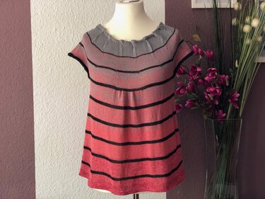 Gestricktes Damen-Top mit kurzen Ärmeln, gerüschtem Rundhalsausschnitt und horizontalen Streifen in Koralle, Grau und Schwarz auf Schaufensterpuppe.