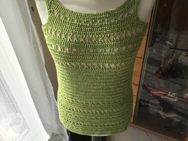 Hellgrünes gehäkeltes Damen-Top mit schmalen Trägern und Lochreihen