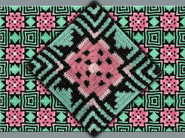 Nahaufnahme einer gehäkelten Decke mit rosa, mintgrünen und schwarzen quadratischen Mustern