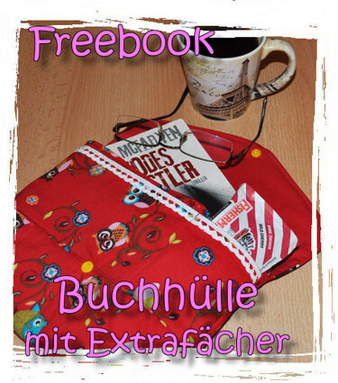 Rote genähte Buchhülle aus gemustertem Stoff mit Spitzenkante, geöffnet mit Buch, Brille und kleinen Gegenständen, Tasse im Hintergrund