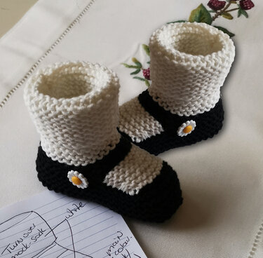 Mary-Jane Daisy Booties - Knitting