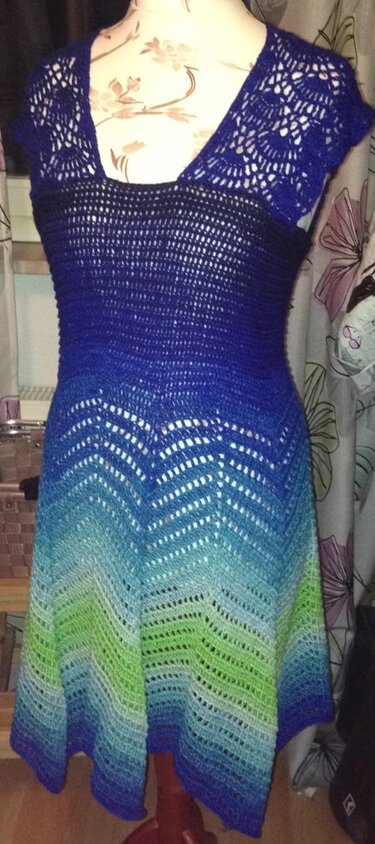 Häkelkleid mit Zickzackmuster im Rock und blau-grünem Farbverlauf auf Schneiderpuppe