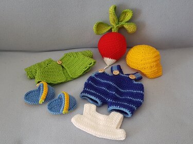 Gehäkeltes Puppen-Outfit mit grüner Jacke, blauer Latzhose, gelber Mütze, Schühchen und Radieschen-Amigurumi