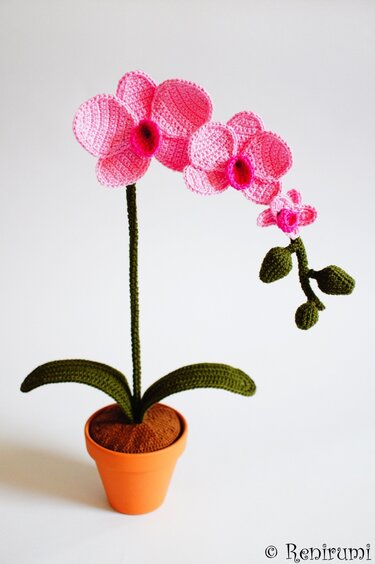 Gehäkelte rosa Orchidee mit Blüten in Terrakottatopf