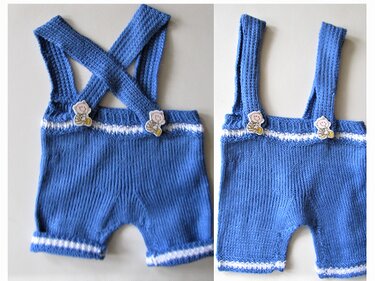 Blauer gestrickter Babystrampler mit gekreuzten Trägern und weißen Streifen