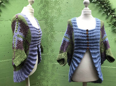 Gehäkelte kurze Damenjacke in Blau, Grün und Violett auf Schaufensterpuppe in Front- und Seitenansicht