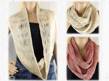 Beige und rosa gestrickte Loop‑Schals mit offenem, luftigen Fallmaschenmuster an Schaufensterpuppen