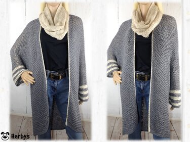 Schaufensterpuppe mit langem grauem Strickcardigan, cremefarbener Kante und gestreiften Ärmeln, schwarzes Oberteil und Jeans
