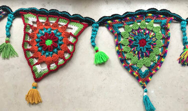 bunte HippieGirlande mit Blumenwimpel - Häkeln