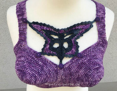 Gehäkeltes violettes Bustier mit schwarzer und lila Schmetterlings-Applikation, befestigt mit Knöpfen