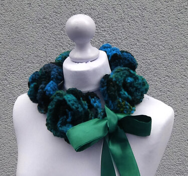 ✽ஜீ☆¸¸.• 5 Rosen Schal•.¸¸☆ஜீ✽ - Häkeln