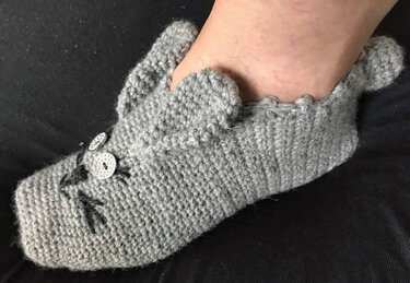 Gehäkelter grauer Hausschuh mit Mausohren, Knopfaugen und gestickten Schnurrhaaren