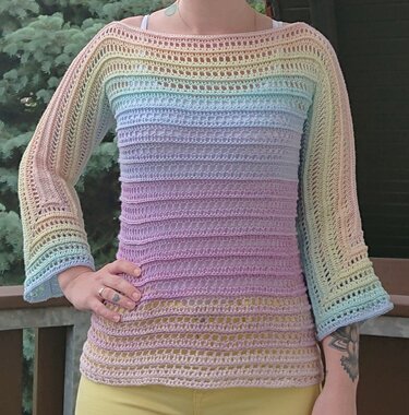Gehäkelter Damenpullover mit pastellfarbenem Farbverlauf, Ajourmuster und 3/4-Ärmeln