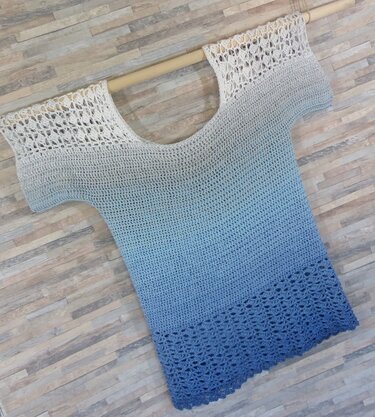 Gehäkelte Damen‑Tunika mit Creme‑zu‑Blau Farbverlauf, Rundhalsausschnitt und Lochmuster an Schultern und Saum