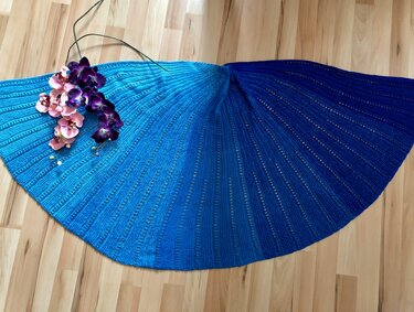 Halbrundes Stricktuch mit Rippen- und Lochreihen und stufenweisem Blauverlauf