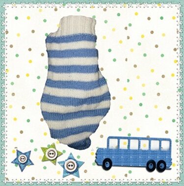 Gestrickter Babysack mit horizontalen blau-weißen Streifen auf gepunktetem Hintergrund, daneben ein blauer Spielzeugbus und sternförmige Knöpfe.