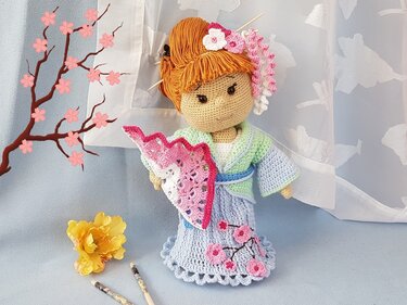 Gehäkelte Amigurumi-Puppe in Kimono-Kleidung mit Fächer, Kirschblüten-Haarschmuck und Rockverzierung