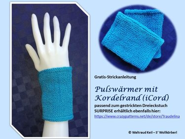 Türkisfarbene gestrickte Pulswärmer mit i‑Cord‑Rand, eines am Handmodell, eines gefaltet