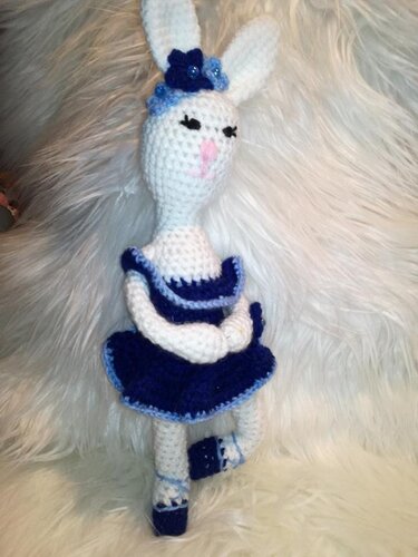 Gehäkelter Ballerina-Hase mit blauem Kleid und floralem Haarband